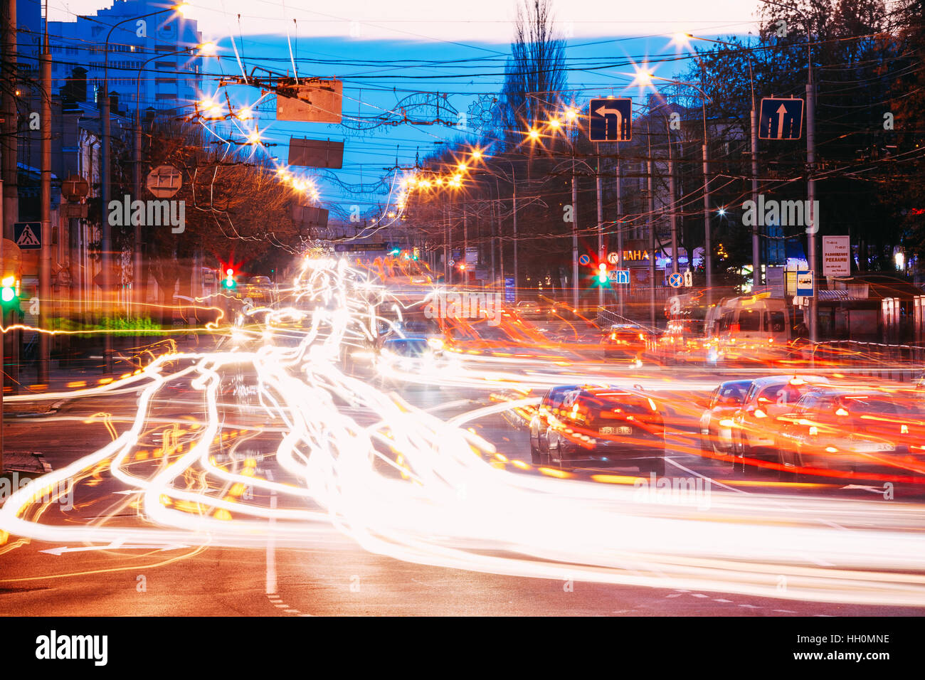 Gomel, Bielorussia - Novembre 28, 2015: traffico notturno su Internatsional'naya Street a Gomel, Bielorussia. Strada di notte, una lunga esposizione. Foto Stock