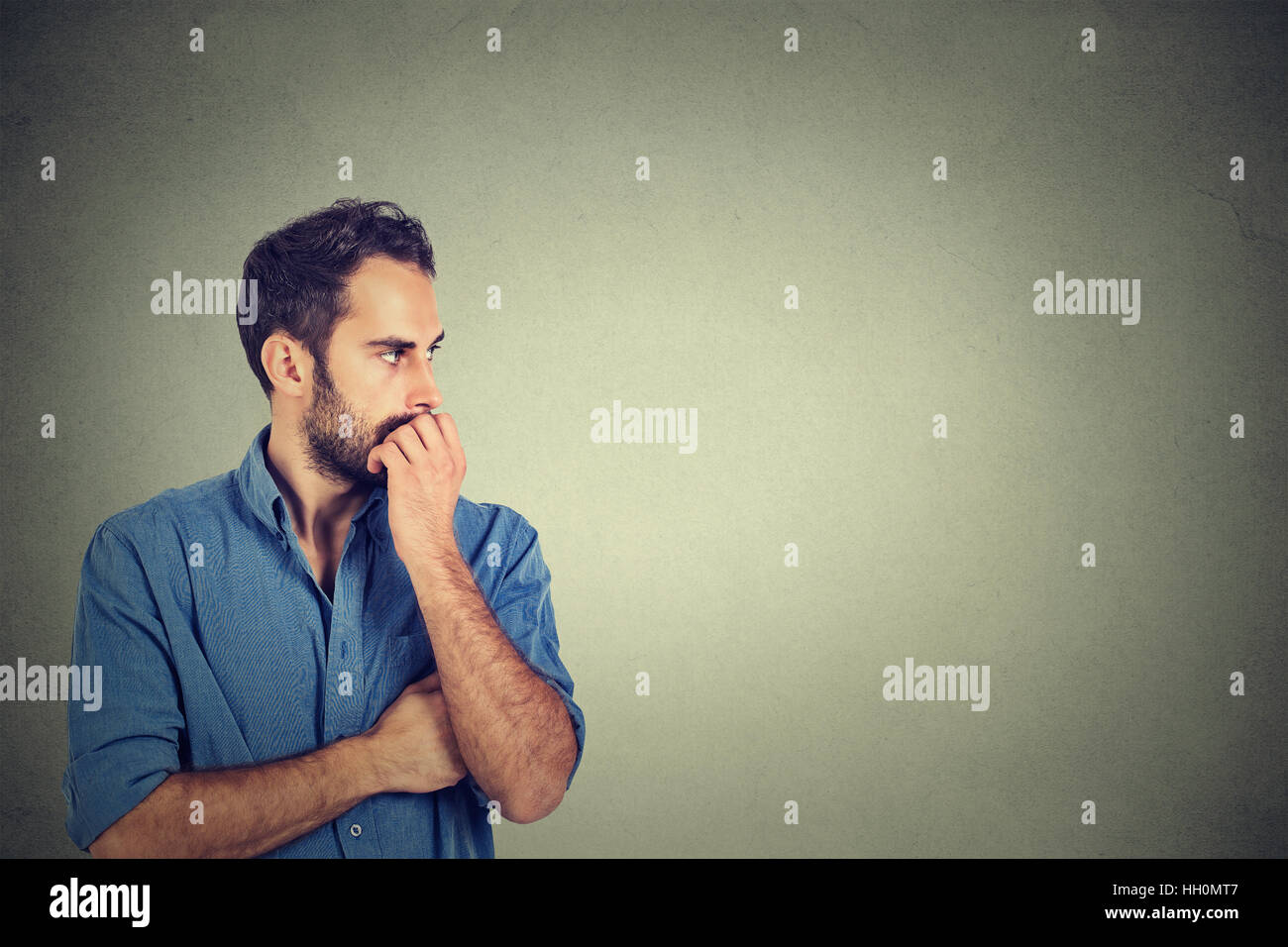 Preoccupato ansioso giovane uomo Foto Stock