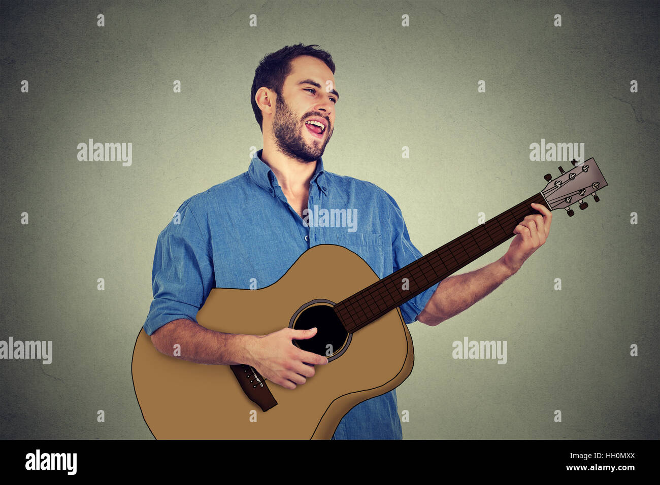 Bello il musicista a suonare la chitarra e cantare una canzone Foto Stock