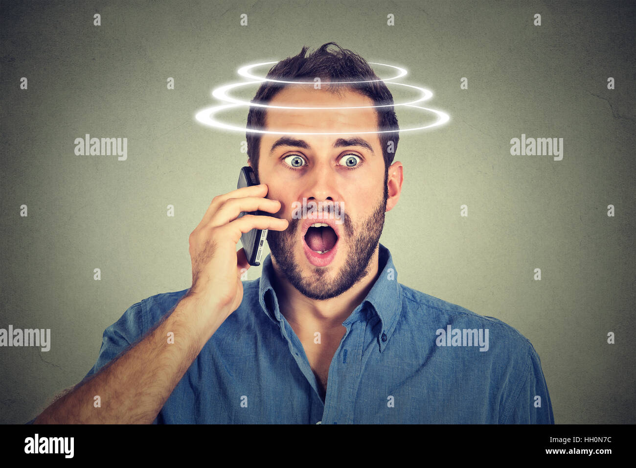 Testa di filatura è vertigo vertigini. Ritratto sconvolto l uomo parlando al telefono cellulare. Cattive notizie. Gadget moderni e problemi di salute Foto Stock