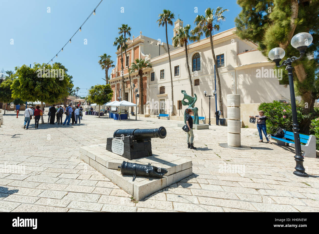 JAFFA, Tel Aviv, Israele - Aprile 4, 2016: vista sul vecchio cannone e persone su di una piazza presso la chiesa di San Pietro in Vecchia Jaffa, Israele. Foto Stock