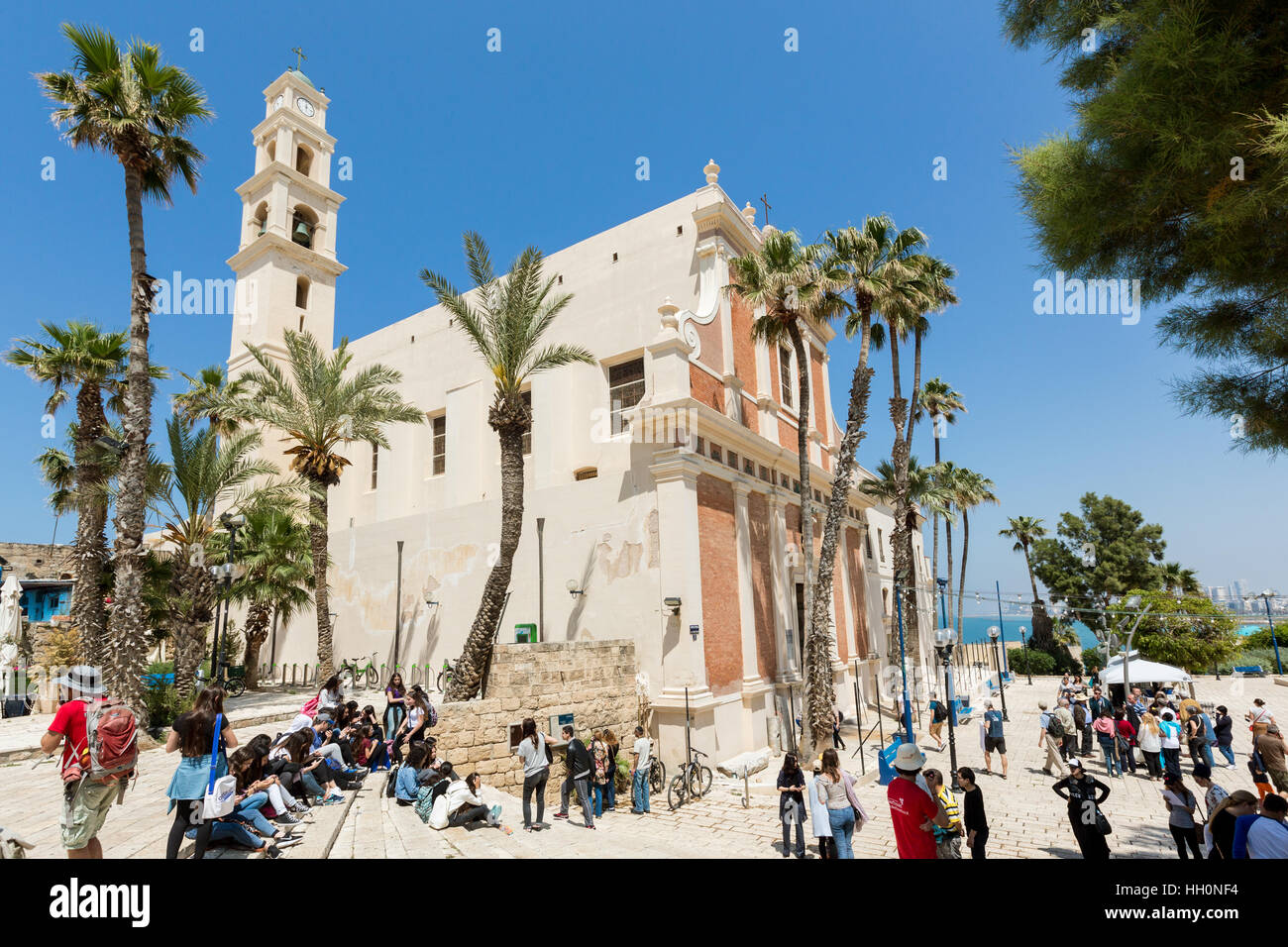 JAFFA, Tel Aviv, Israele - Aprile 4, 2016: persone su di una piazza presso la chiesa di San Pietro in Vecchia Jaffa, Israele. La chiesa francescana è stata costruita nel 1654 ho Foto Stock