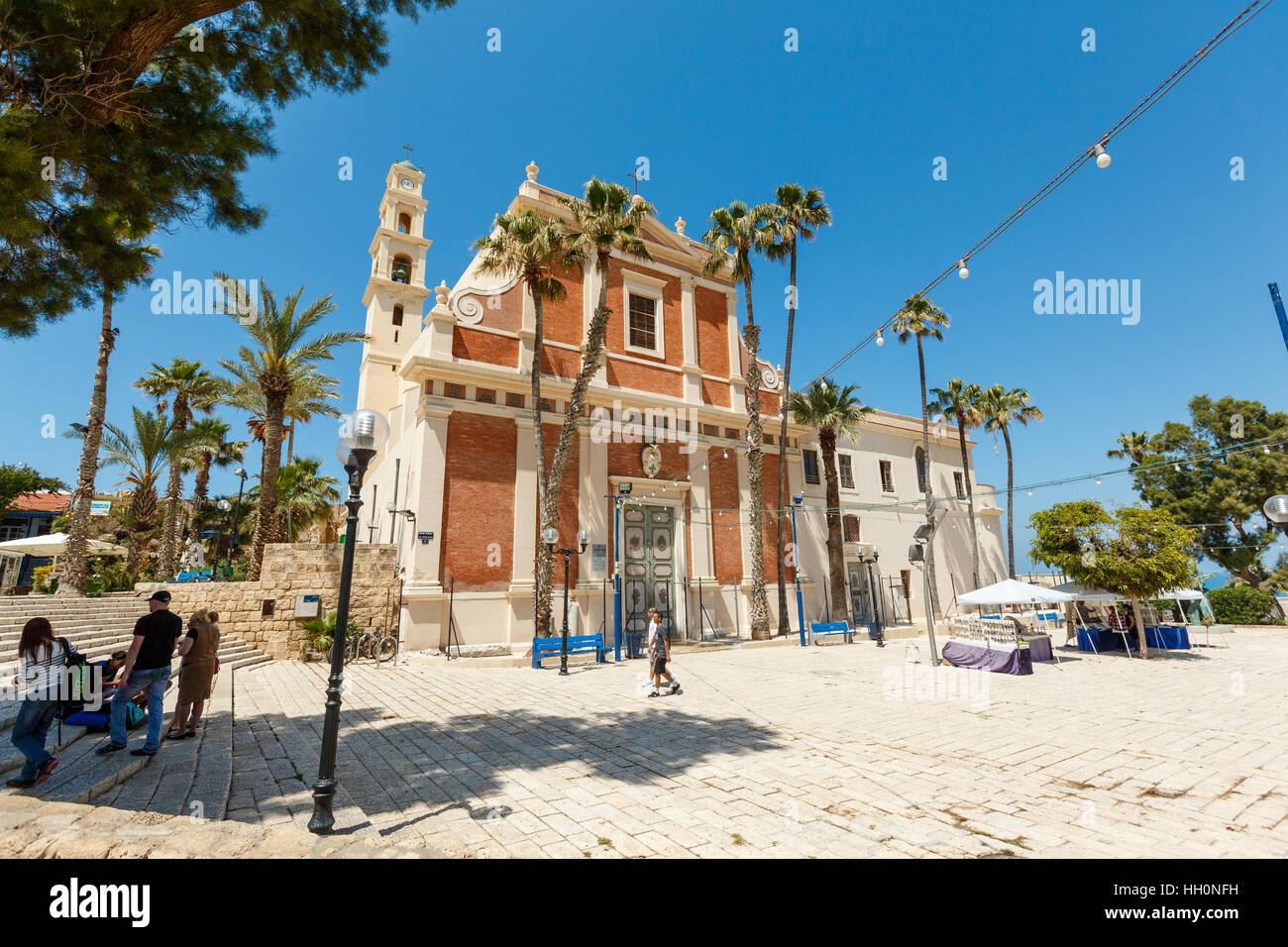 JAFFA, Tel Aviv, Israele - Aprile 4, 2016: persone su di una piazza presso la chiesa di San Pietro in Vecchia Jaffa, Israele. La chiesa francescana è stata costruita nel 1654 ho Foto Stock