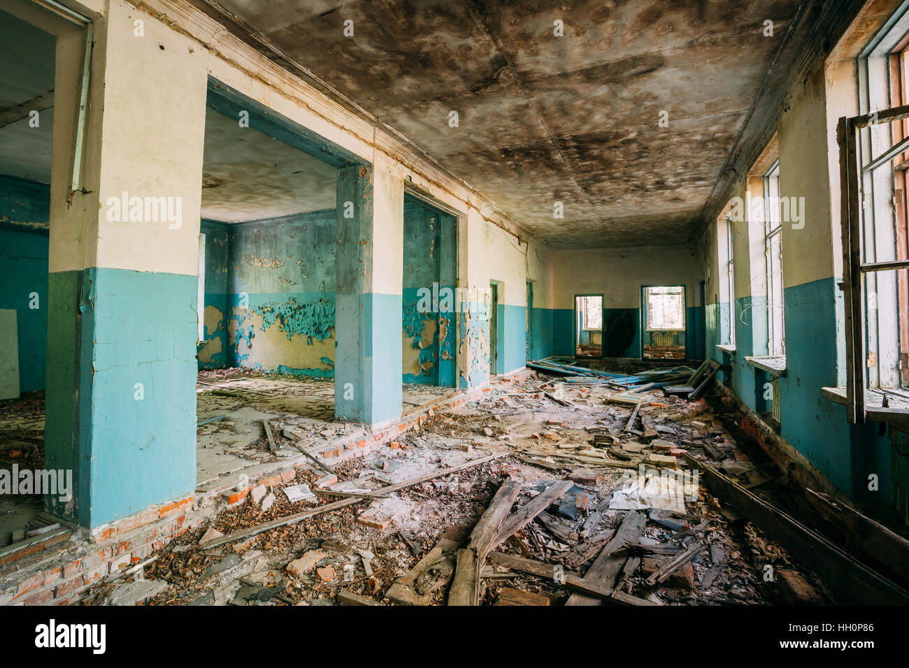 Le rovine di una hall di abbandono di scuola rurale dopo il disastro di Chernobyl nella zona di evacuazione. Le terribili conseguenze dell'inquinamento nucleare venti anni Foto Stock