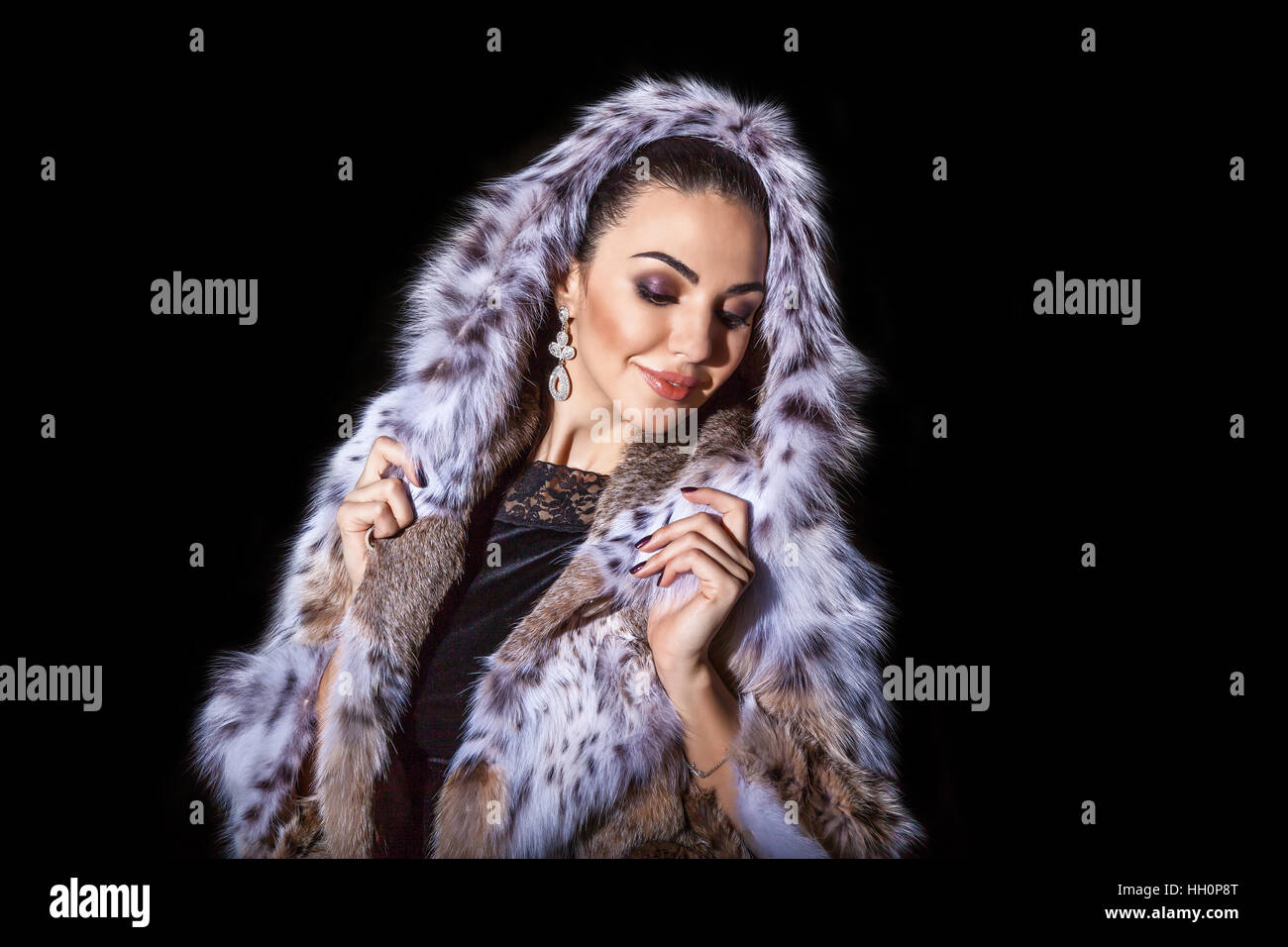 Ucraina, Kiev 20 dicembre 2016 i modelli di Display cappotti giacche e  cappotti per negozio Tesatti ragazza in una pelliccia Foto stock - Alamy