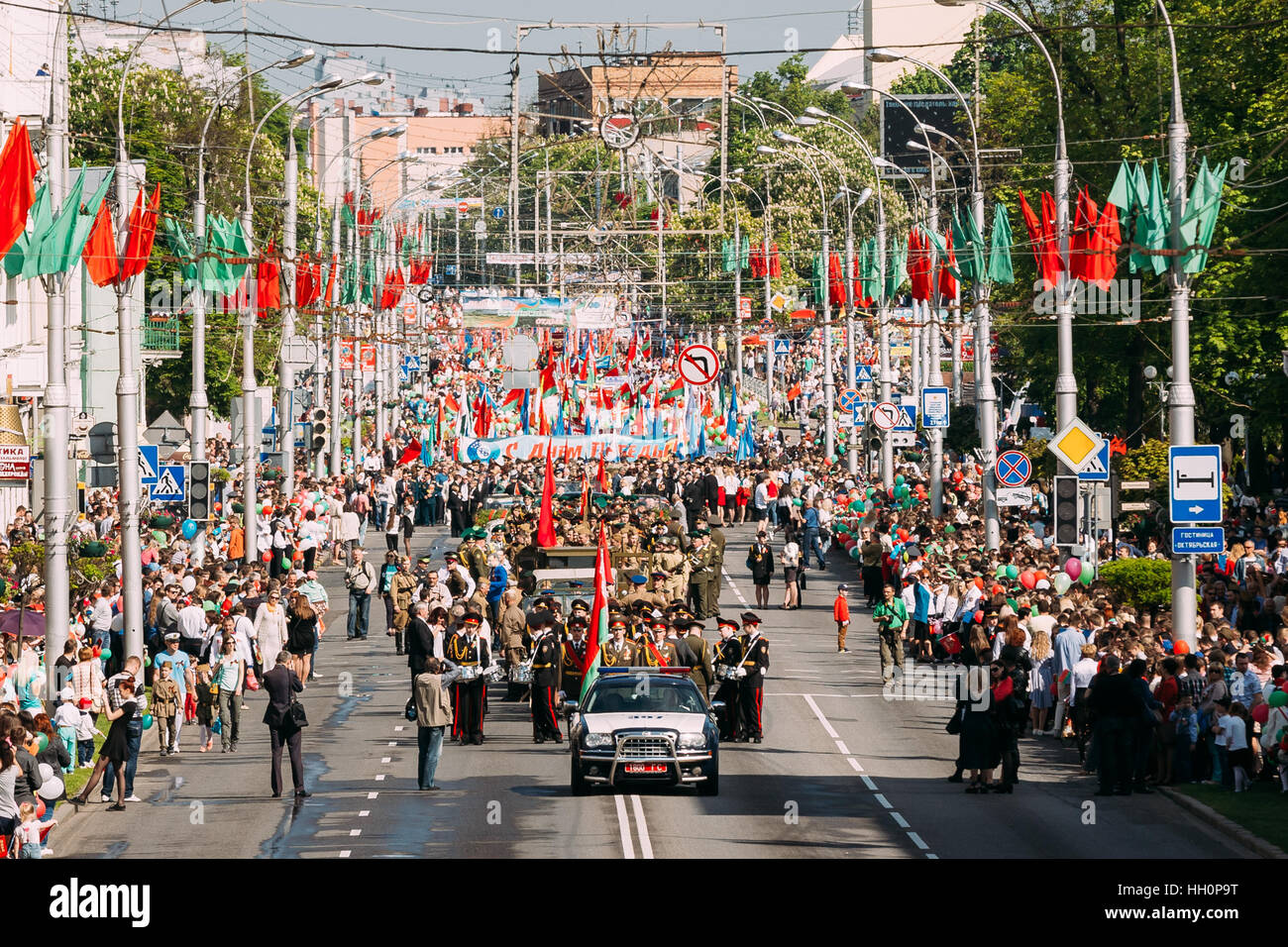 Gomel, Bielorussia - 9 Maggio 2016: il corteo cerimoniale della parata. Militari, civili persone e Enginery sulla festosa decorate Street. Celebrazione Foto Stock