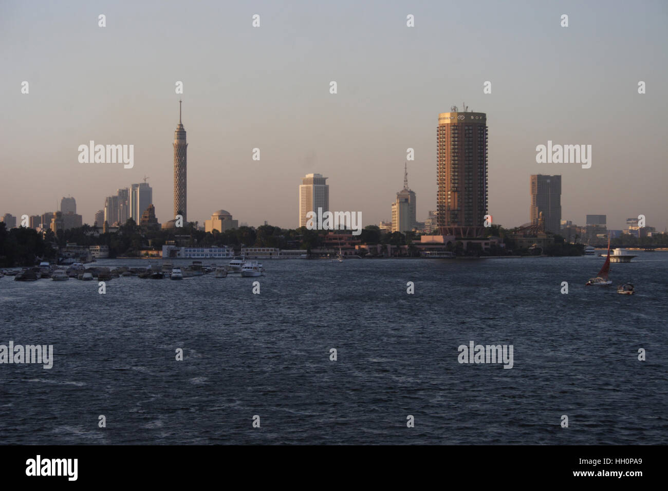 Il Cairo al tramonto; dal Ponte Università;il Cairo, Egitto Foto Stock