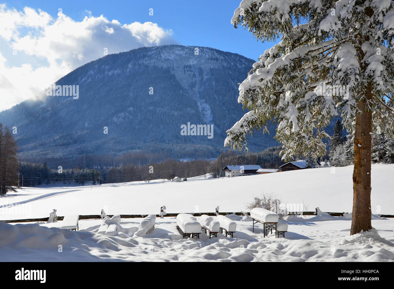 Coperte di neve picknick tabelle, uno splendido scenario in Tirolo, Austria Foto Stock