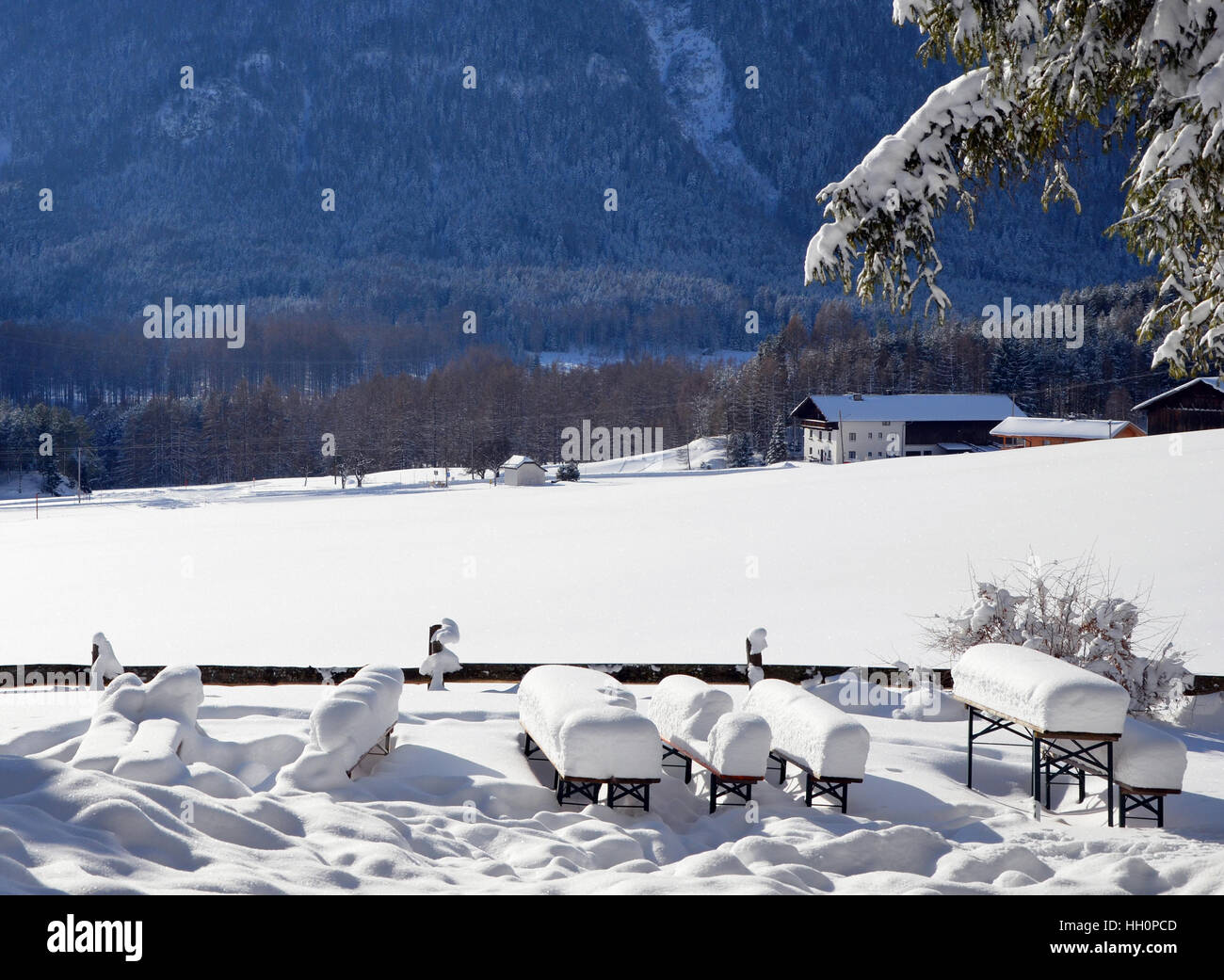 Coperte di neve picknick tabelle, uno splendido scenario in Tirolo, Austria Foto Stock