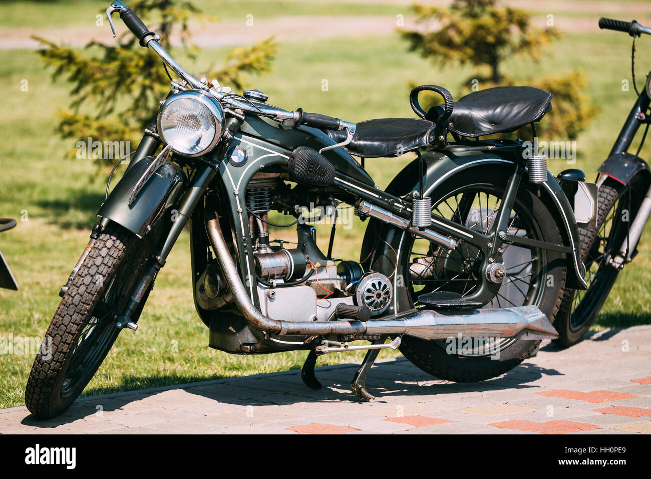 Gomel, Bielorussia - 9 Maggio 2016: Il vecchio rarità Two-Wheeled grigio motocicletta BMW, visualizzato sul marciapiede nella soleggiata d'estate il parco. Foto Stock