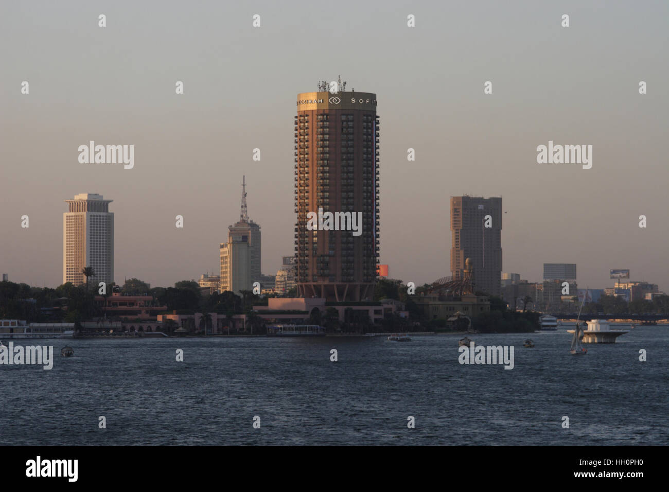 Il Cairo al tramonto; dal Ponte Università;il Cairo, Egitto Foto Stock