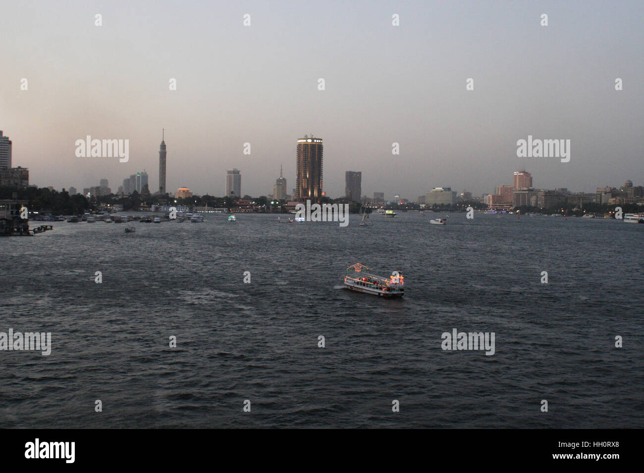 Il Cairo dal ponte di università Foto Stock