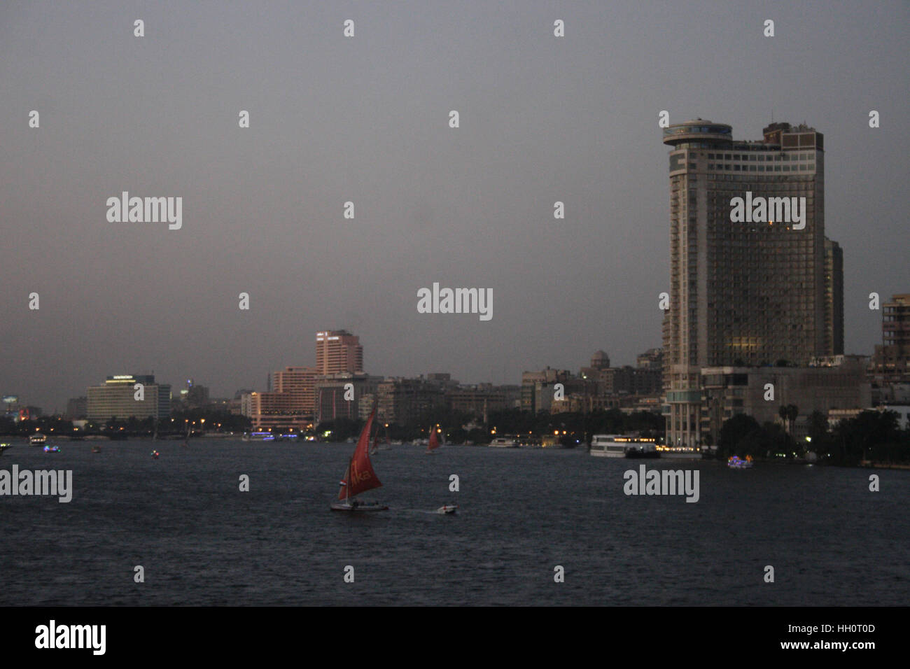 Il Cairo dal ponte di università Foto Stock