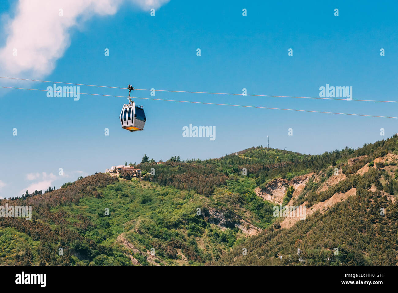 Funivia teleferica a Tbilisi, Georgia. Blue soleggiata giornata estiva Foto Stock