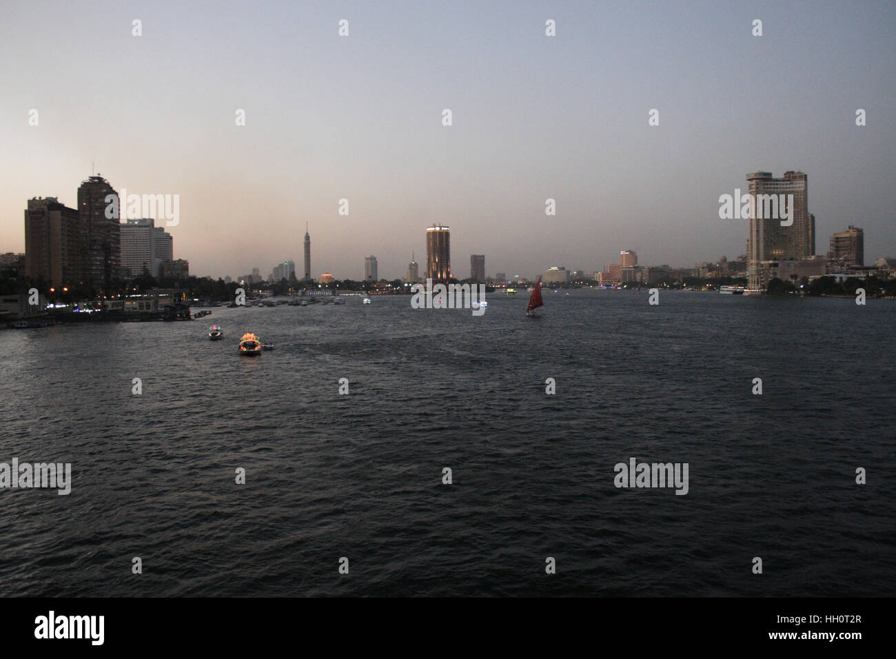 Il Cairo dal ponte di università Foto Stock