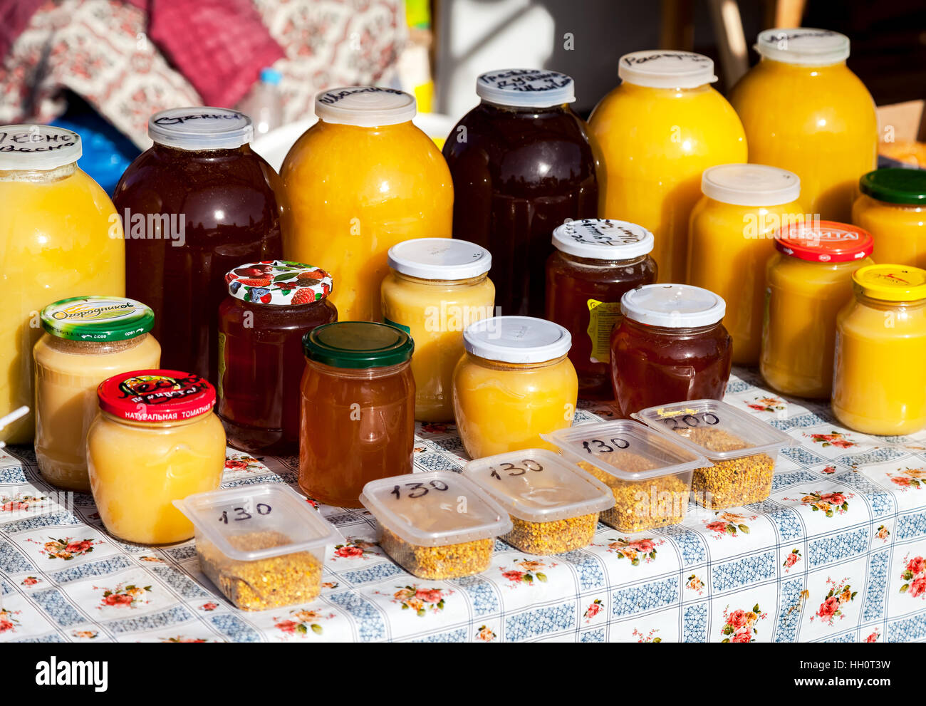 Dolce miele freschi pronti per la vendita presso il tradizionale mercato degli agricoltori in Russia Foto Stock