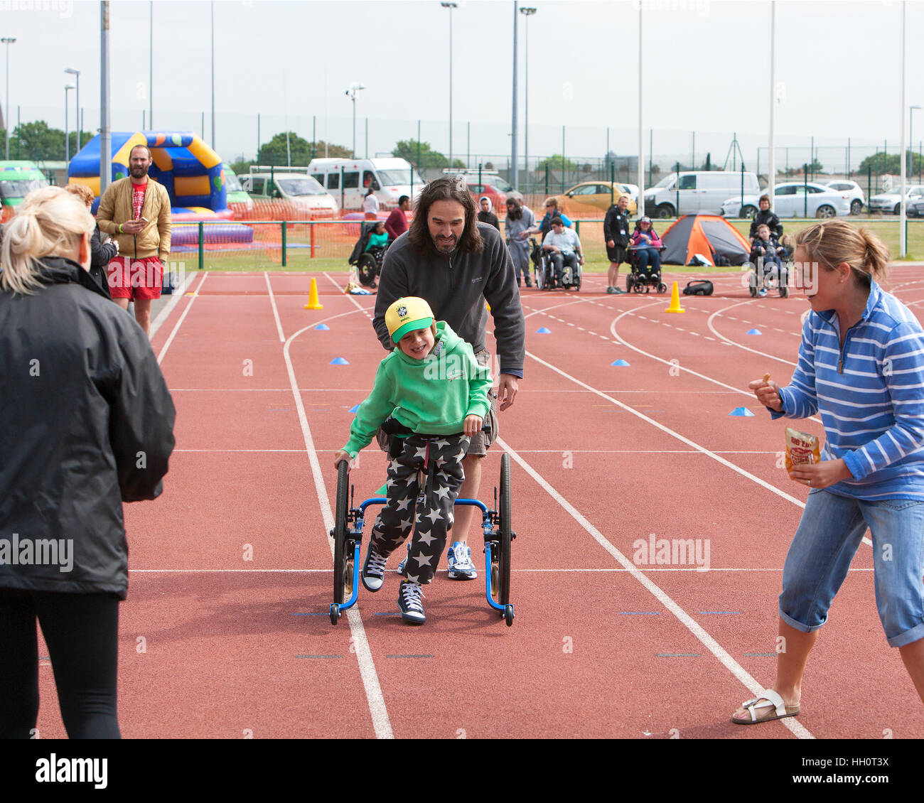 Bambino disabile prendendo parte ad attività sportive a scuola il giorno Foto Stock