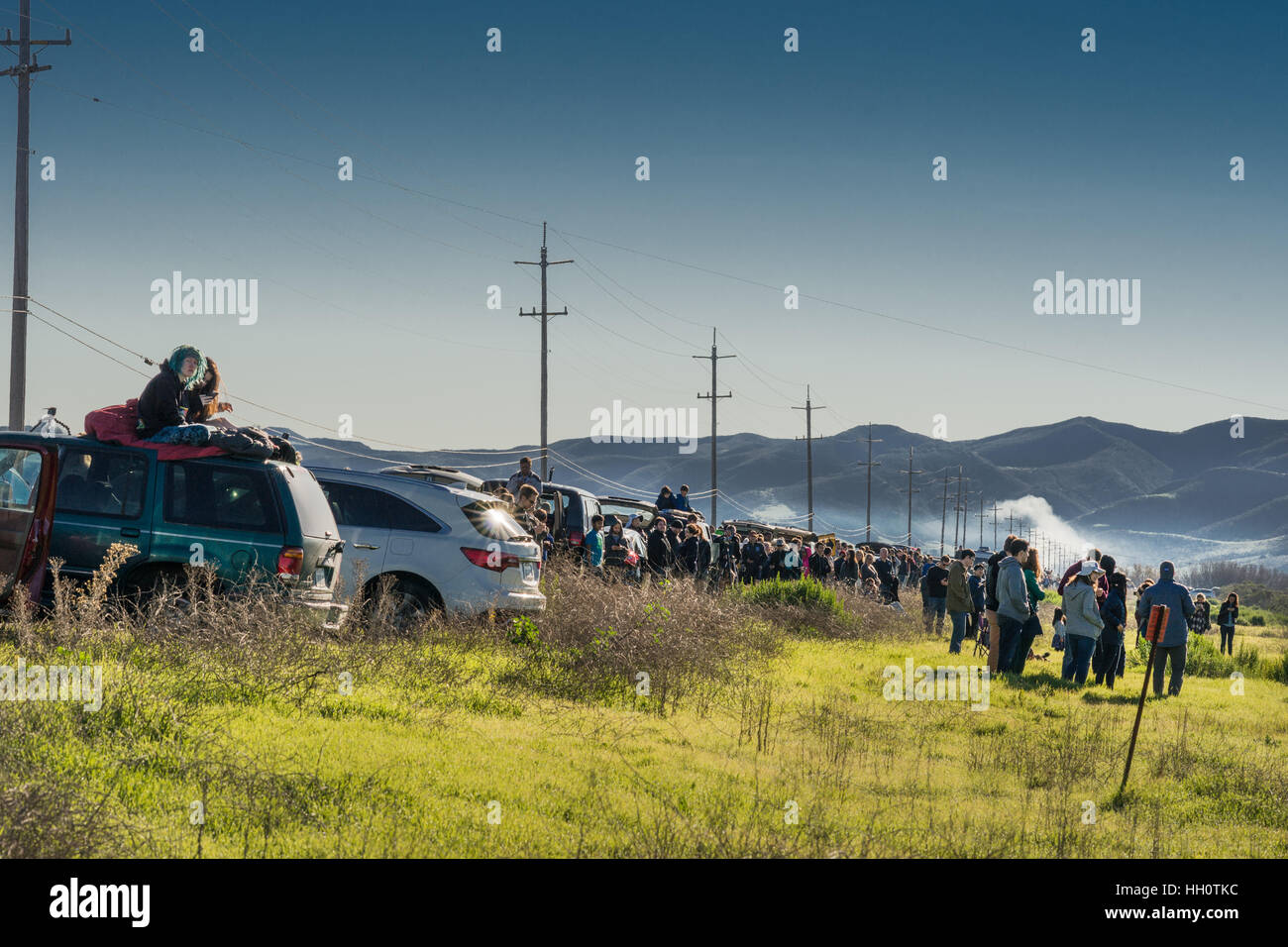 Linea di auto e persone per vedere Spacex lancio del razzo. Foto Stock