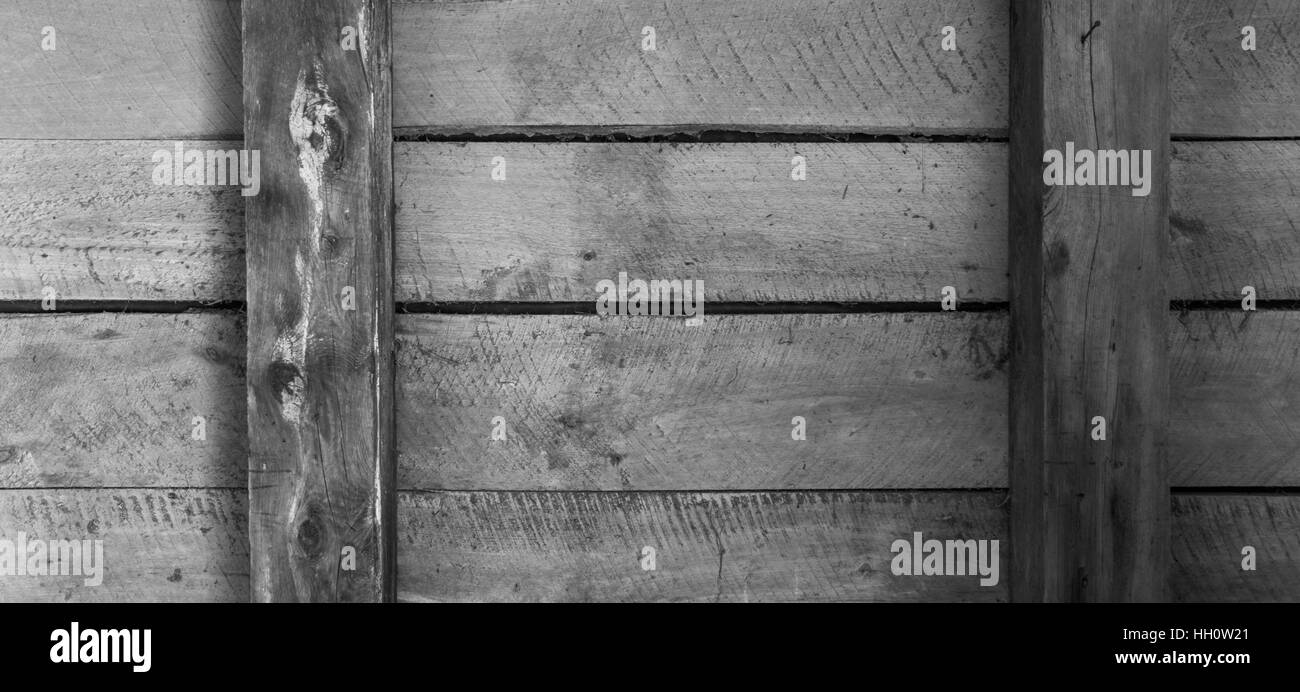 Quattro assi di legno all'interno di un vecchio garage due fasci e disposizione orizzontale Foto Stock