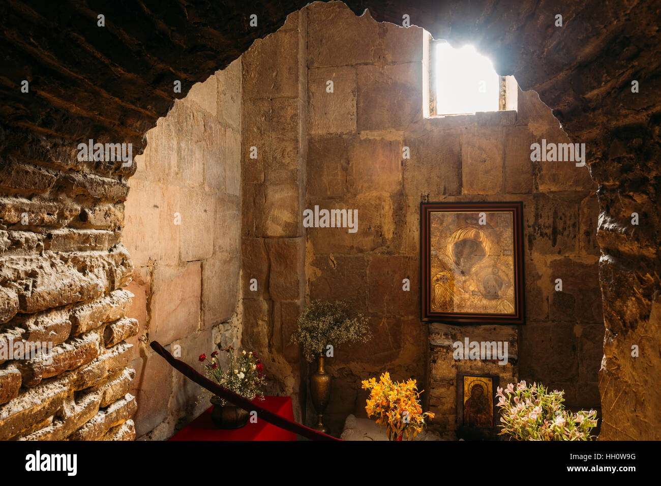 Mtskheta, Georgia - 20 Maggio 2016: la vista attraverso Arch all icona della Theotokos sotto la finestra in pietra interno della Chiesa Jvari, antico Georgian Foto Stock