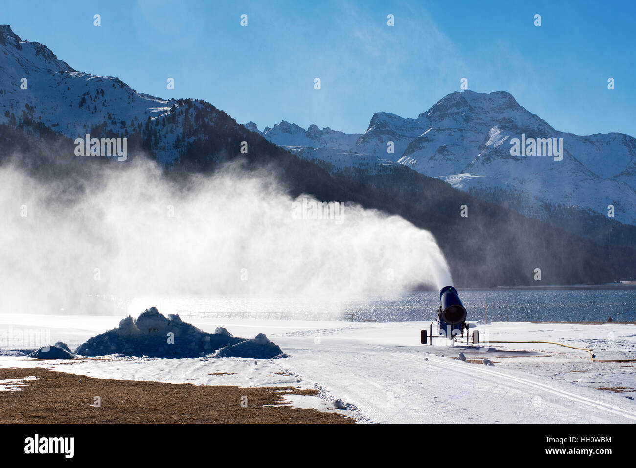 Snow canon o la pistola di soffiaggio neve artificiale su una pista o in esecuzione a mountain ski resort quando il tempo è stato sfavorevole Foto Stock