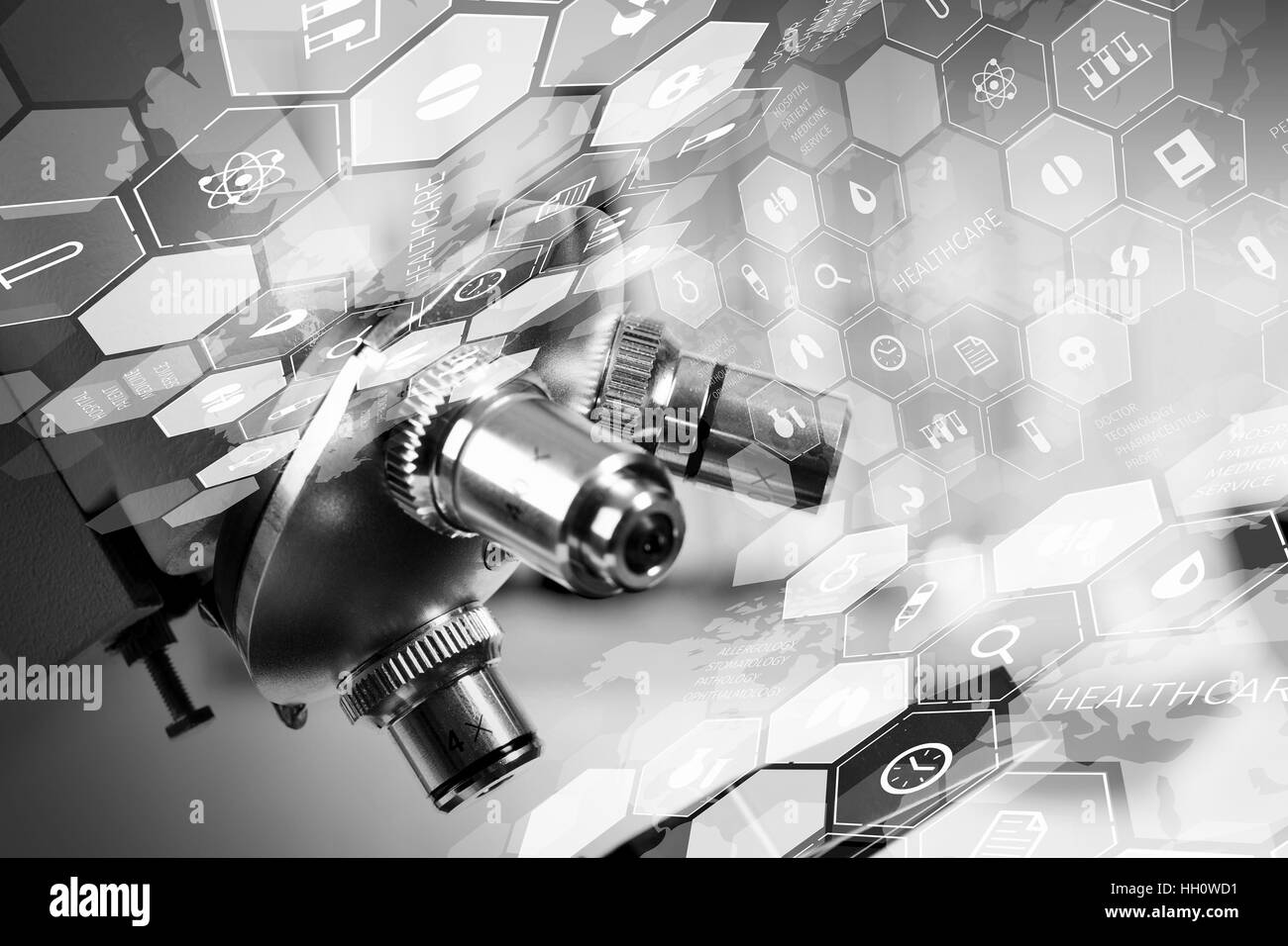 In prossimità del microscopio da laboratorio contro supporti di interfaccia utente Foto Stock