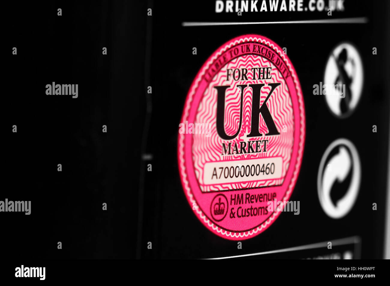 HM Revenue & Customs UK accisa etichetta stampata su una bottiglia di Jack Daniels Foto Stock