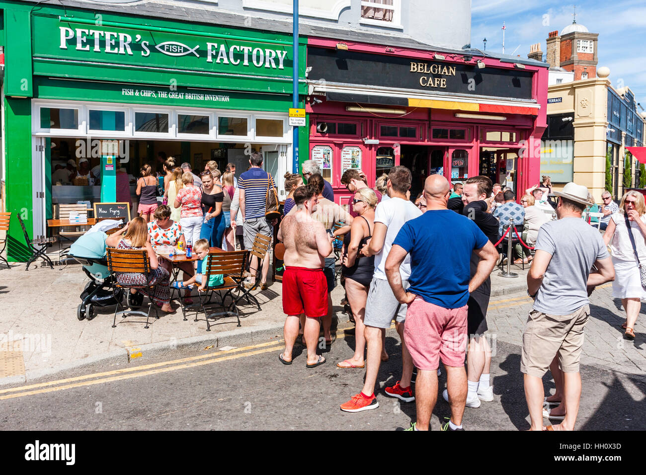 Lungo la metà della giornata la coda di persone per il pesce e il chip shop sul lungomare durante l'ondata di caldo a Ramsgate, Regno Unito. Estate, sole brillante. Foto Stock