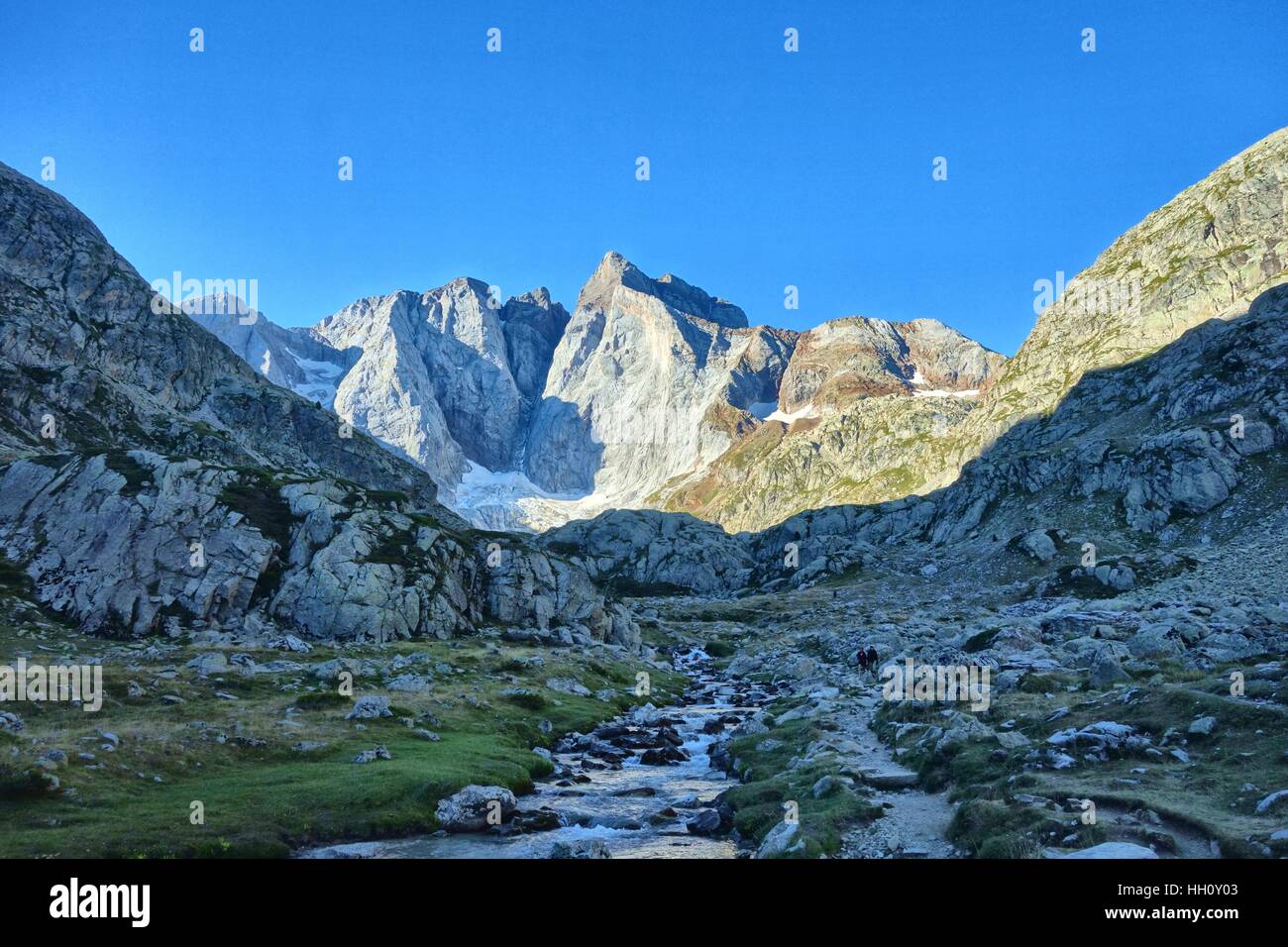 Ruscello di montagna che scorre dal ghiacciaio des Oulettes, alla testa della Vallée de Gaube, Pirenei francesi. Foto Stock