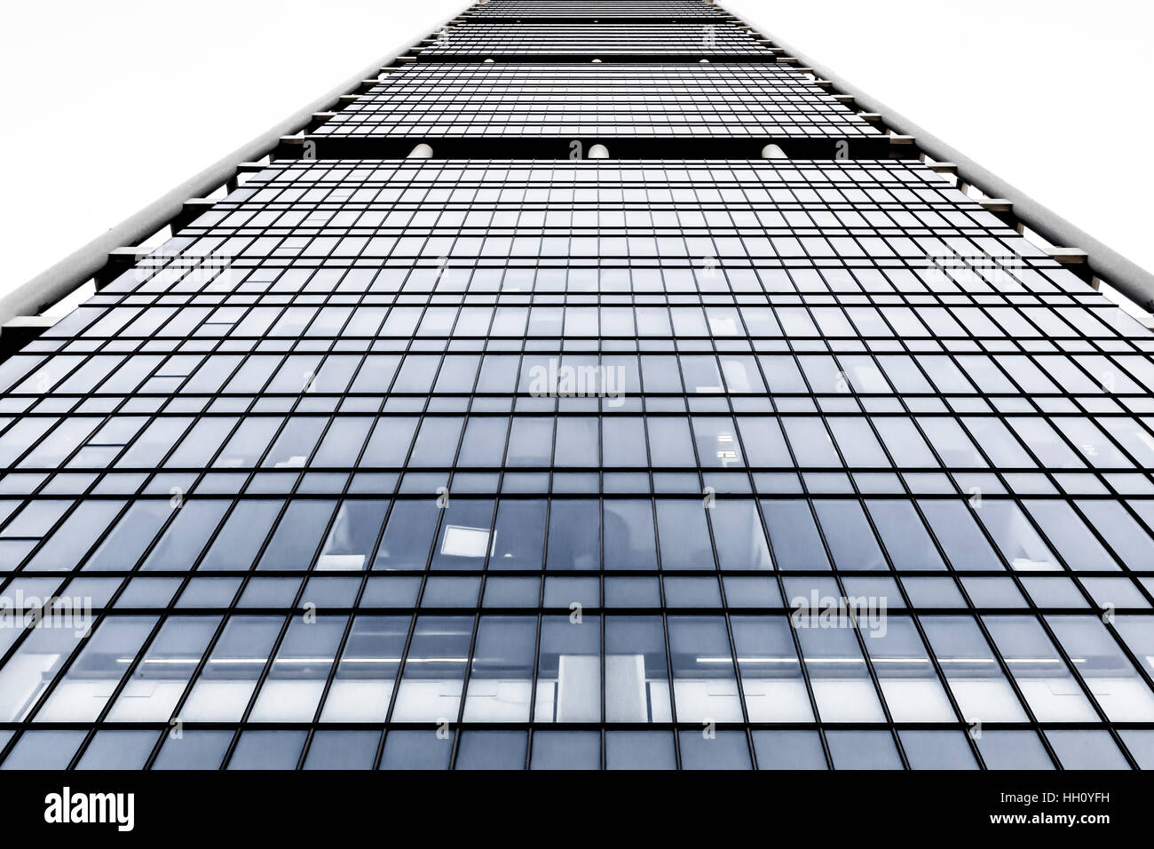 Moderno, vetro di fronte alto edificio Foto Stock