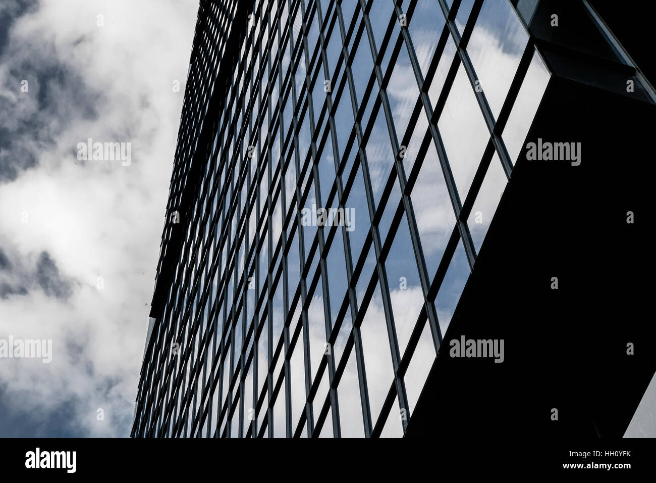 Moderno, vetro di fronte alto edificio Foto Stock