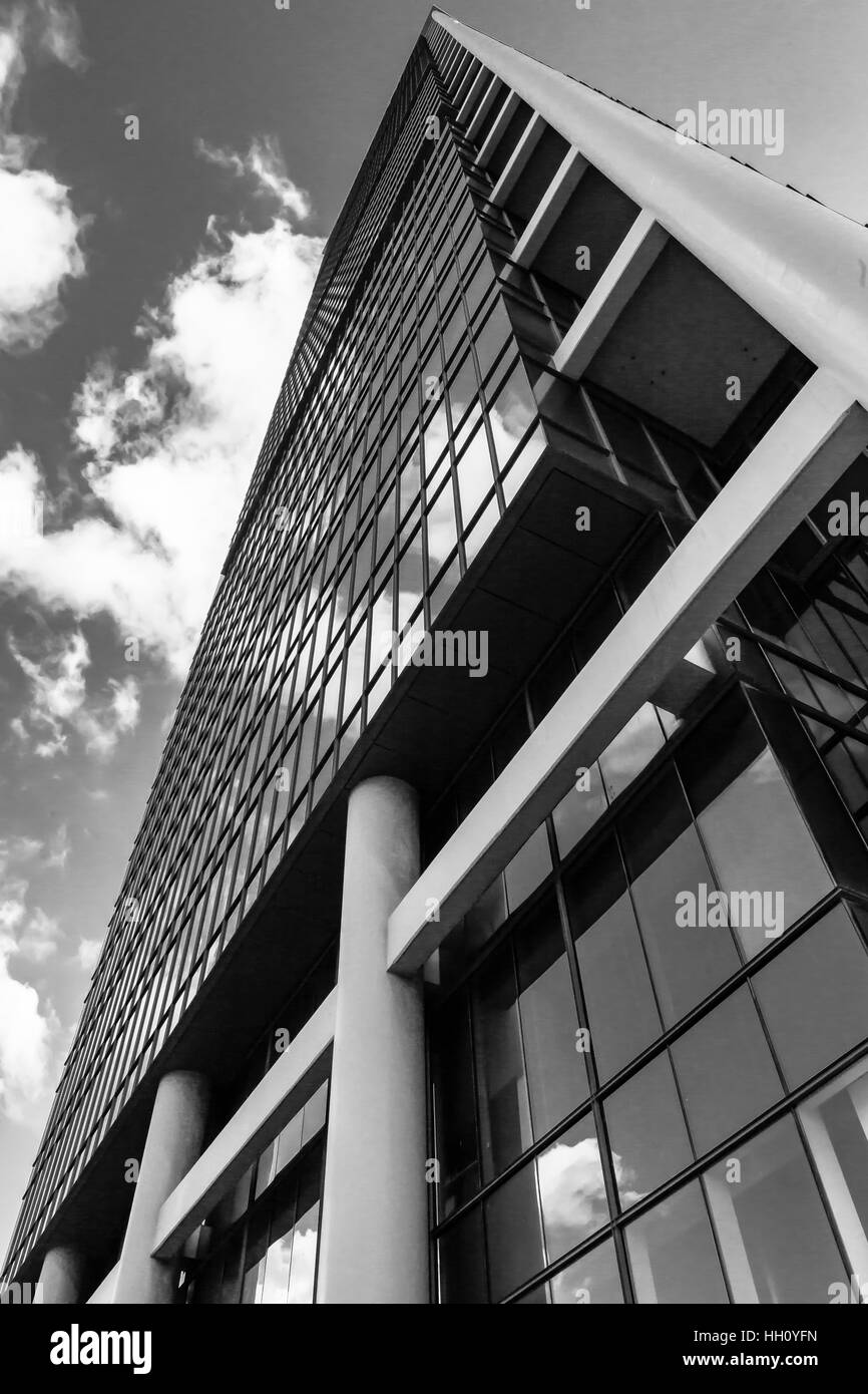 Moderno, vetro di fronte alto edificio Foto Stock