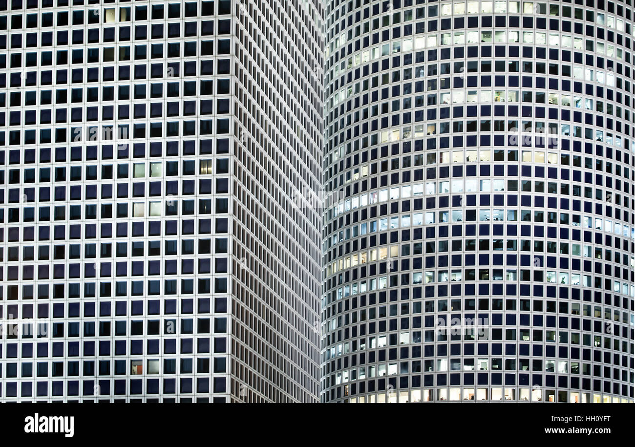 Moderno, vetro di fronte alto edificio Foto Stock