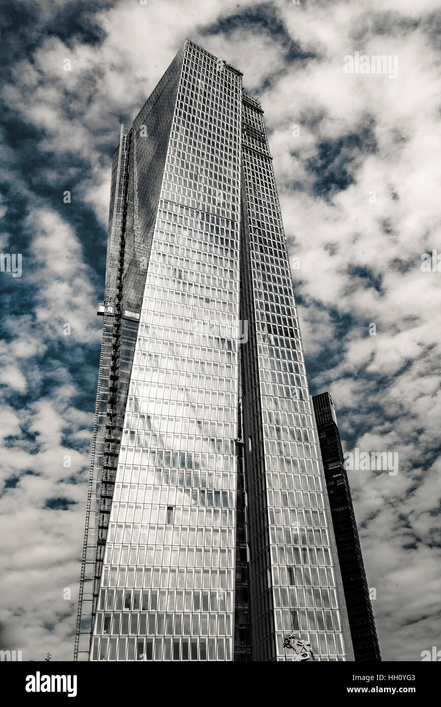Moderno, vetro di fronte alto edificio Foto Stock