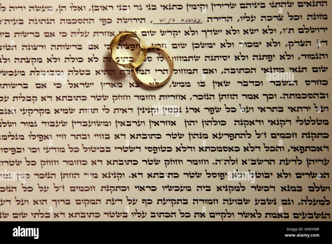 Ebraica cerimonia di nozze la ketubah (accordo prematrimoniali) e gli anelli di nozze Foto Stock