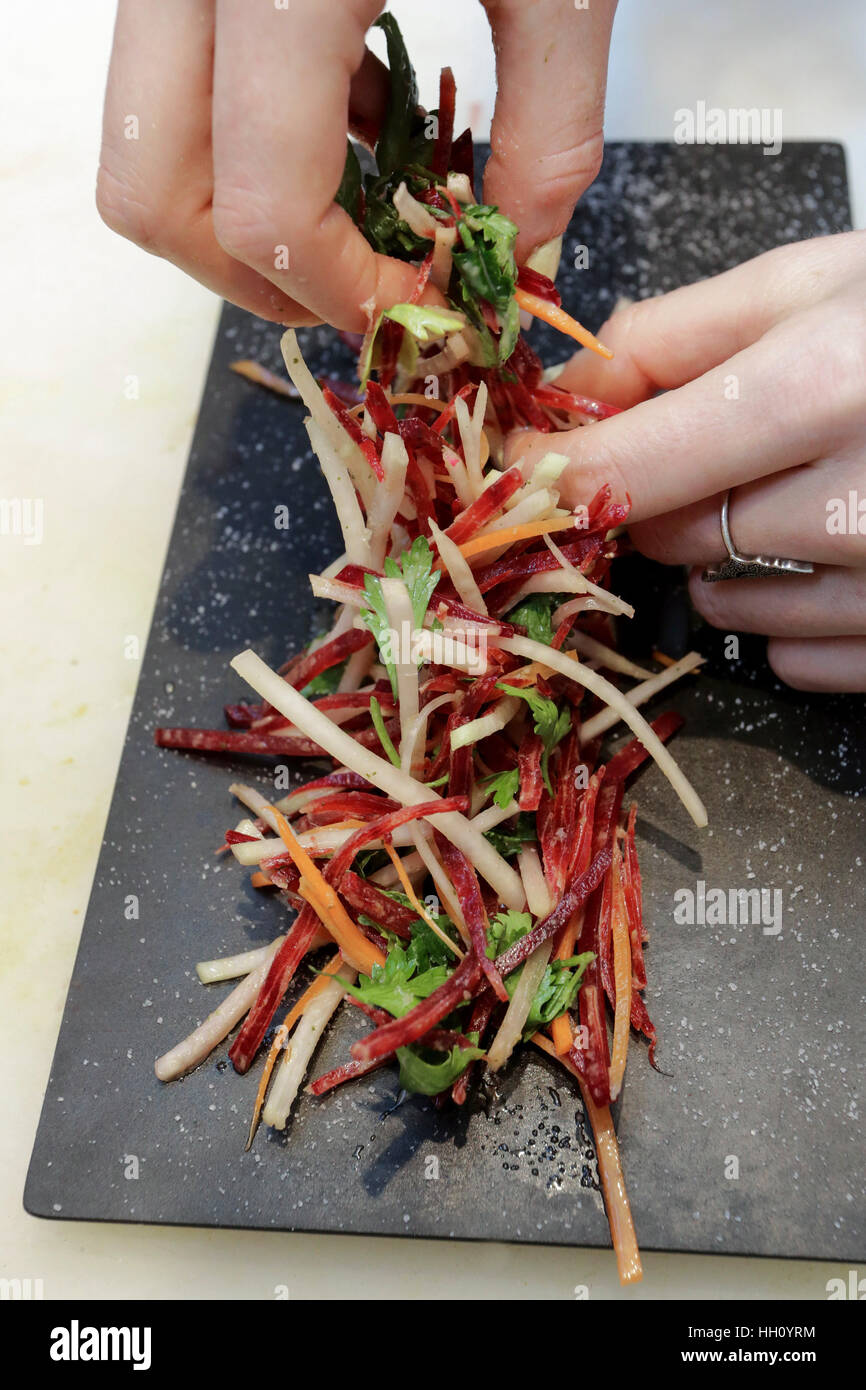 Insalata giapponese con fette di carne di manzo Foto Stock