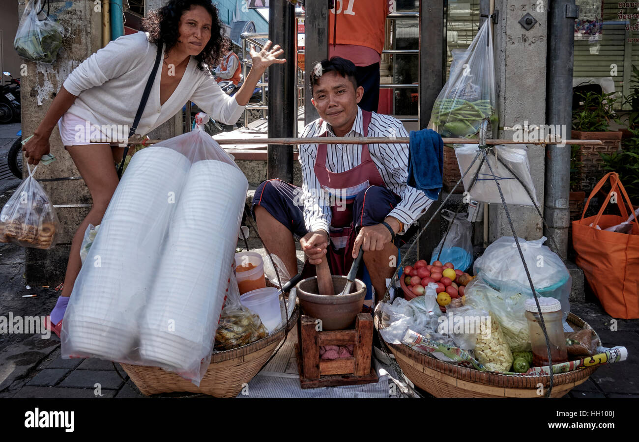 Thailandia Street food venditore e cliente felice. Thailandia S. E. Asia Foto Stock