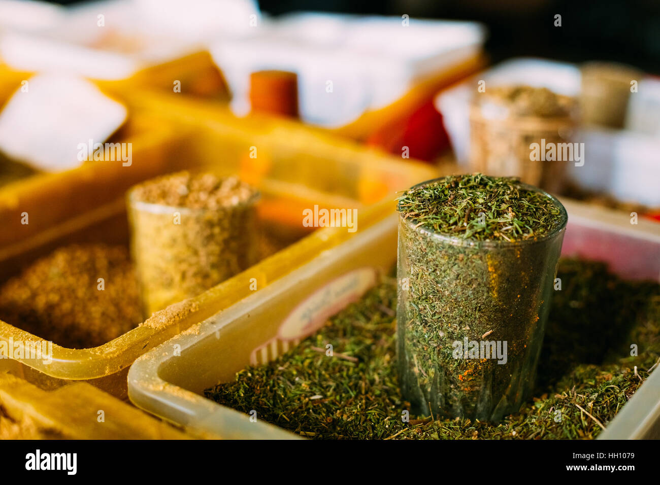 Chiudere il vetro pieno e il vassoio di frantumato essiccato foglie di rosmarino, il popolare di spezie fragranti astringente amaro sapore ed aroma in vendita presso la vetrina O Foto Stock