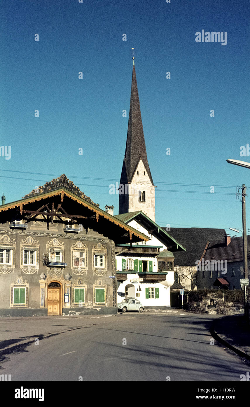 Case decorate con pitture murali a Garmisch Partenkirchen negli anni sessanta. Das Haus zun Husaren in den sechziger Jahren Foto Stock