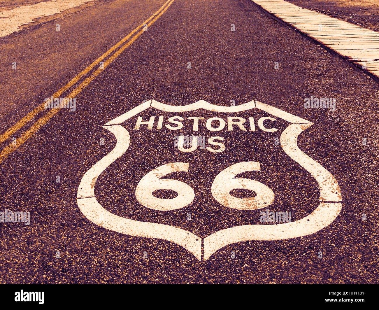 Ci storica Route 66 autostrada segno su asfalto in Oatman, Arizona, Stati Uniti. La foto è stata fatta durante un motociclo in viaggio attraverso il sud w Foto Stock