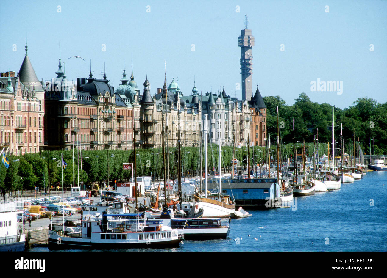 STRANDVÃGEN Stoccolma la strada principale con i suoi edifici dal 1890 e le imbarcazioni al dock Foto Stock