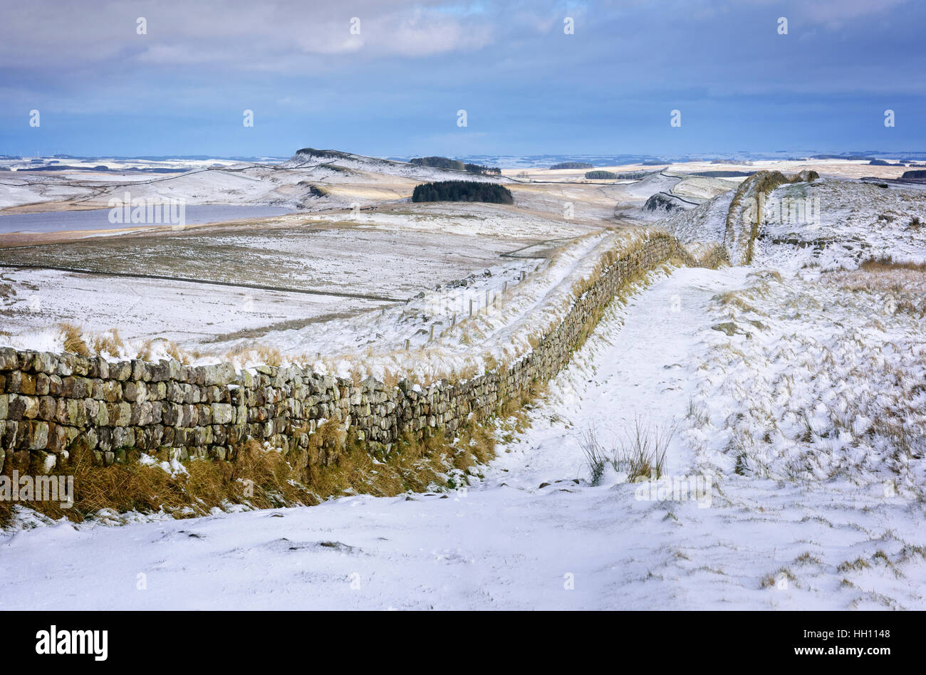 Il Vallo di Adriano, uno degli spettacolari paesaggi invernali nel Parco nazionale di Northumberland Foto Stock