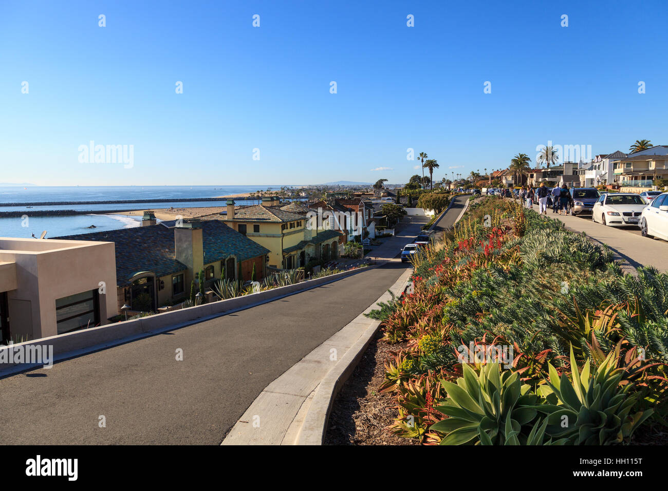 Spiaggia di fantasia di case lungo la Corona del Mar spiaggia costa nel sud della California Foto Stock