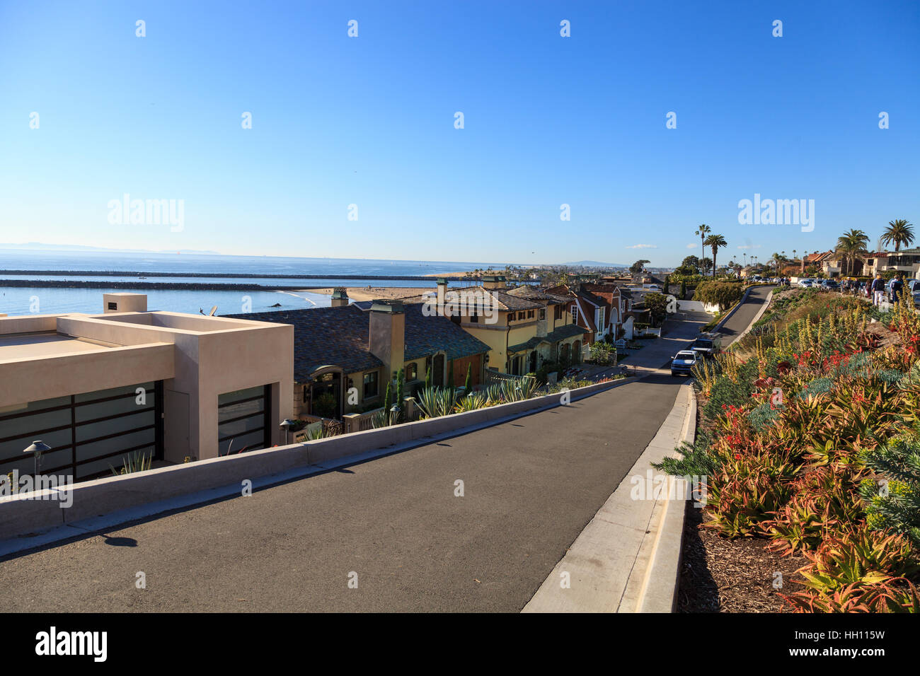 Spiaggia di fantasia di case lungo la Corona del Mar spiaggia costa nel sud della California Foto Stock
