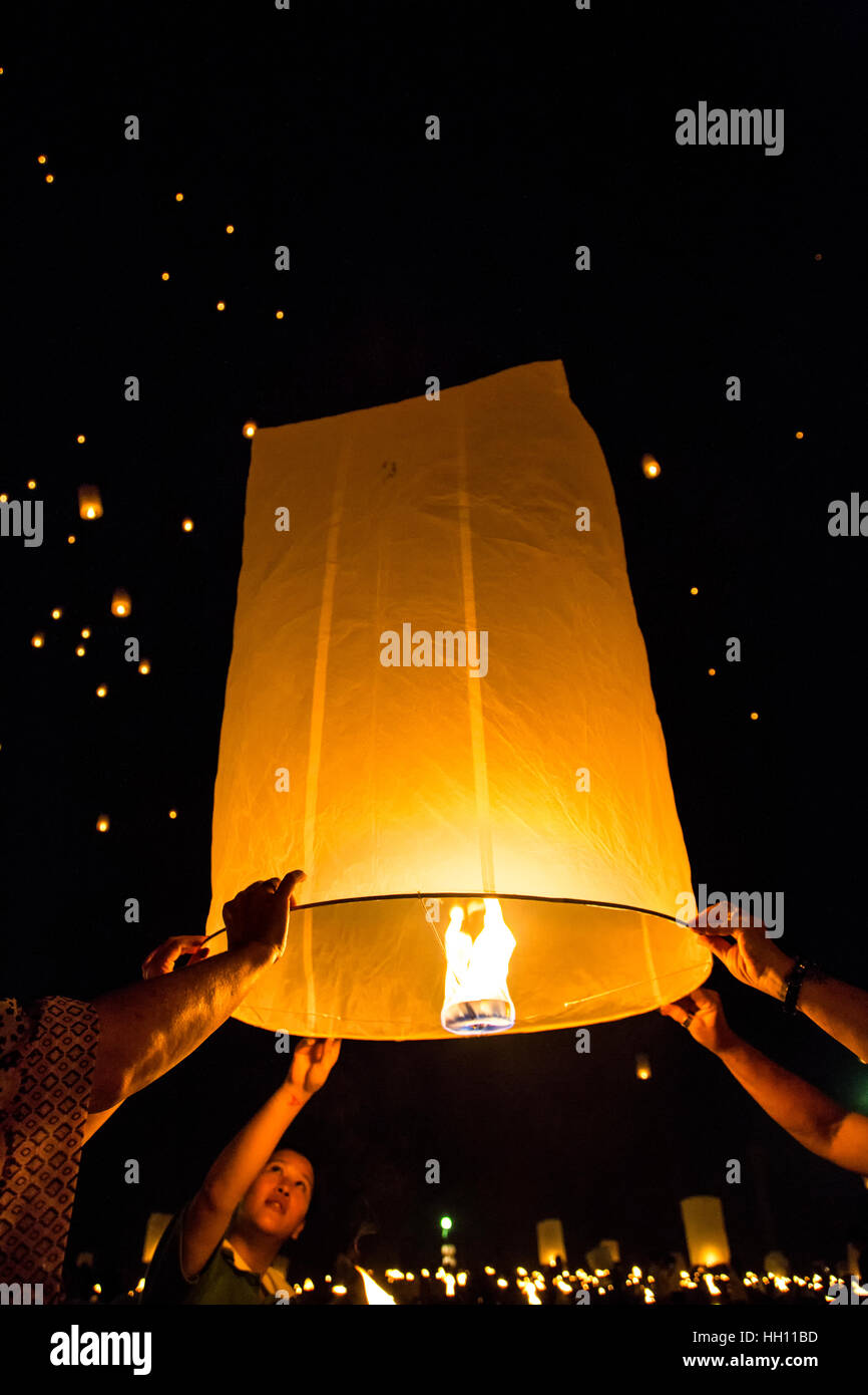 Persone il rilascio di lanterne, Yeepeng Lanna Lanterna Internazionale Festival, Dhutanka Lanna, Chiang Mai, Thailandia Foto Stock