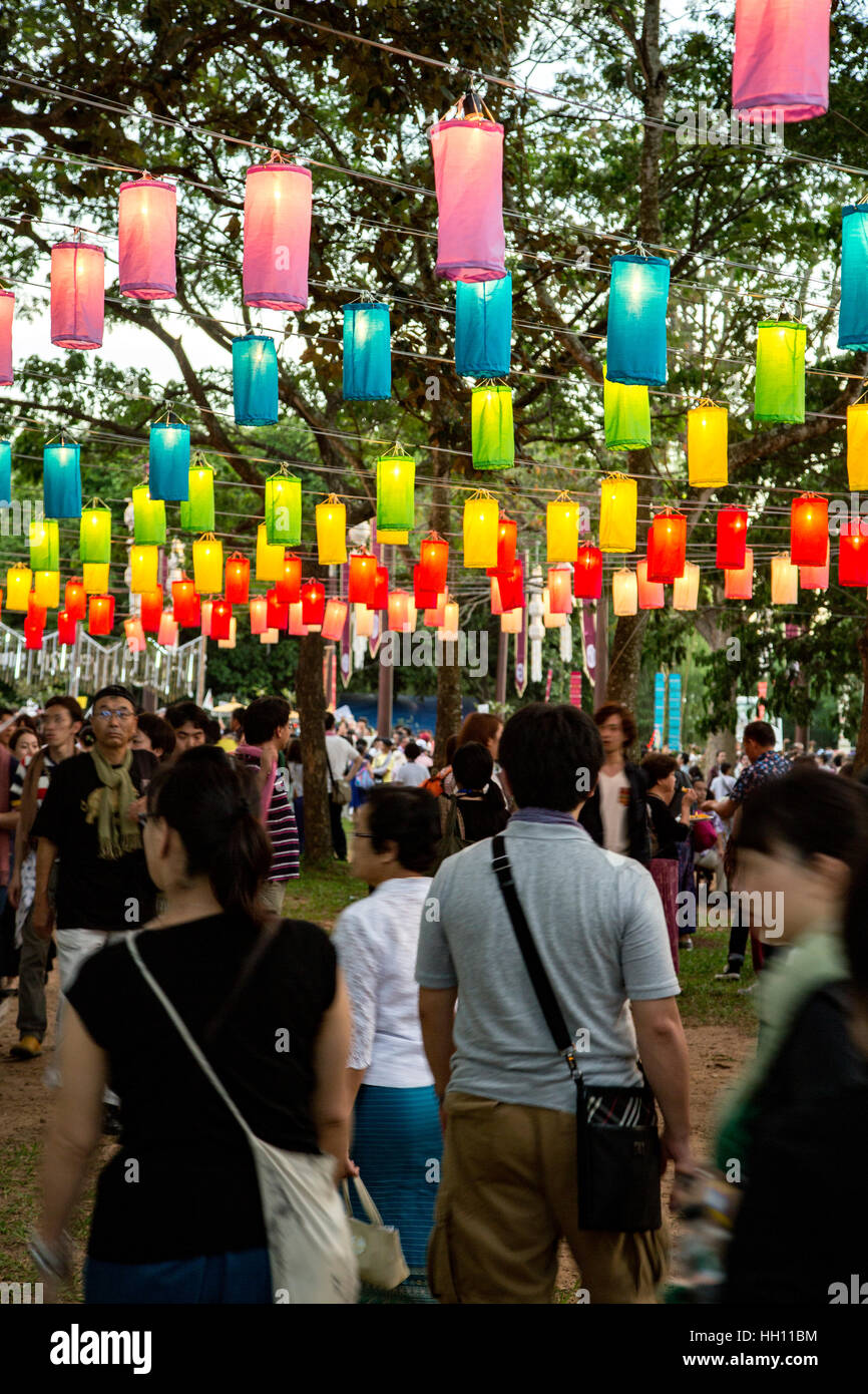 Lanterne colorate e la folla, Yeepeng Lanna Lanterna Internazionale Festival, Dhutanka Lanna, Chiang Mai, Thailandia Foto Stock