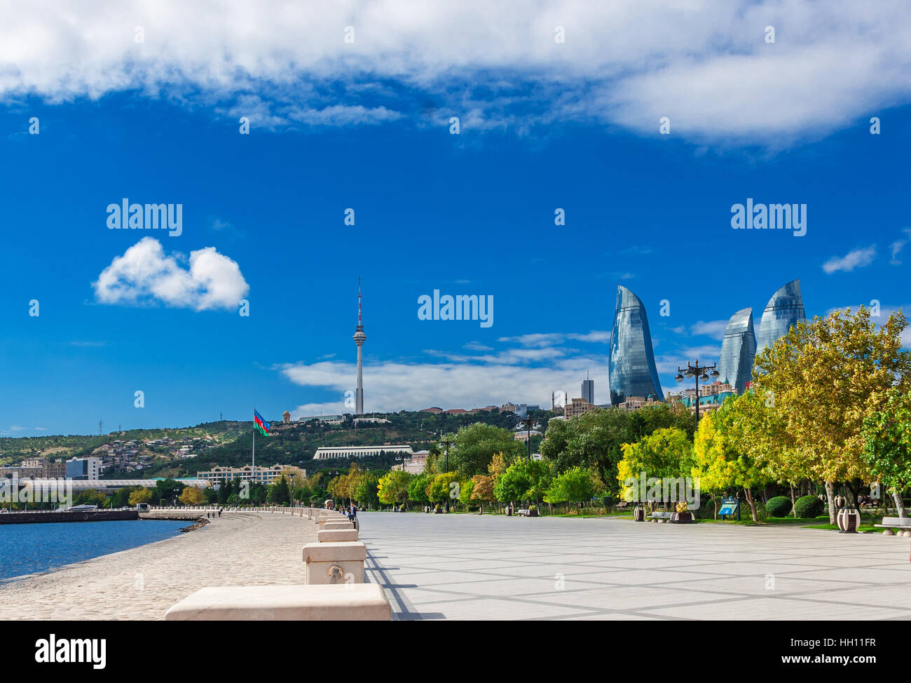 Baku in Azerbaijan - Ottobre 2, 2016: torri a fiamma nel paesaggio urbano. Vista panoramica di Baku - capitale dell'Azerbaigian situato dal Mar Caspio vedere shore Foto Stock