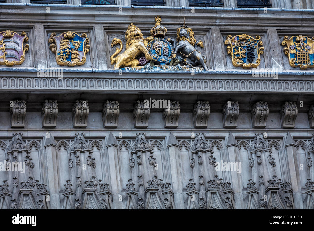 Insegne Regali fuori Abbazia di Westminster a Londra Inghilterra con stemmi Foto Stock