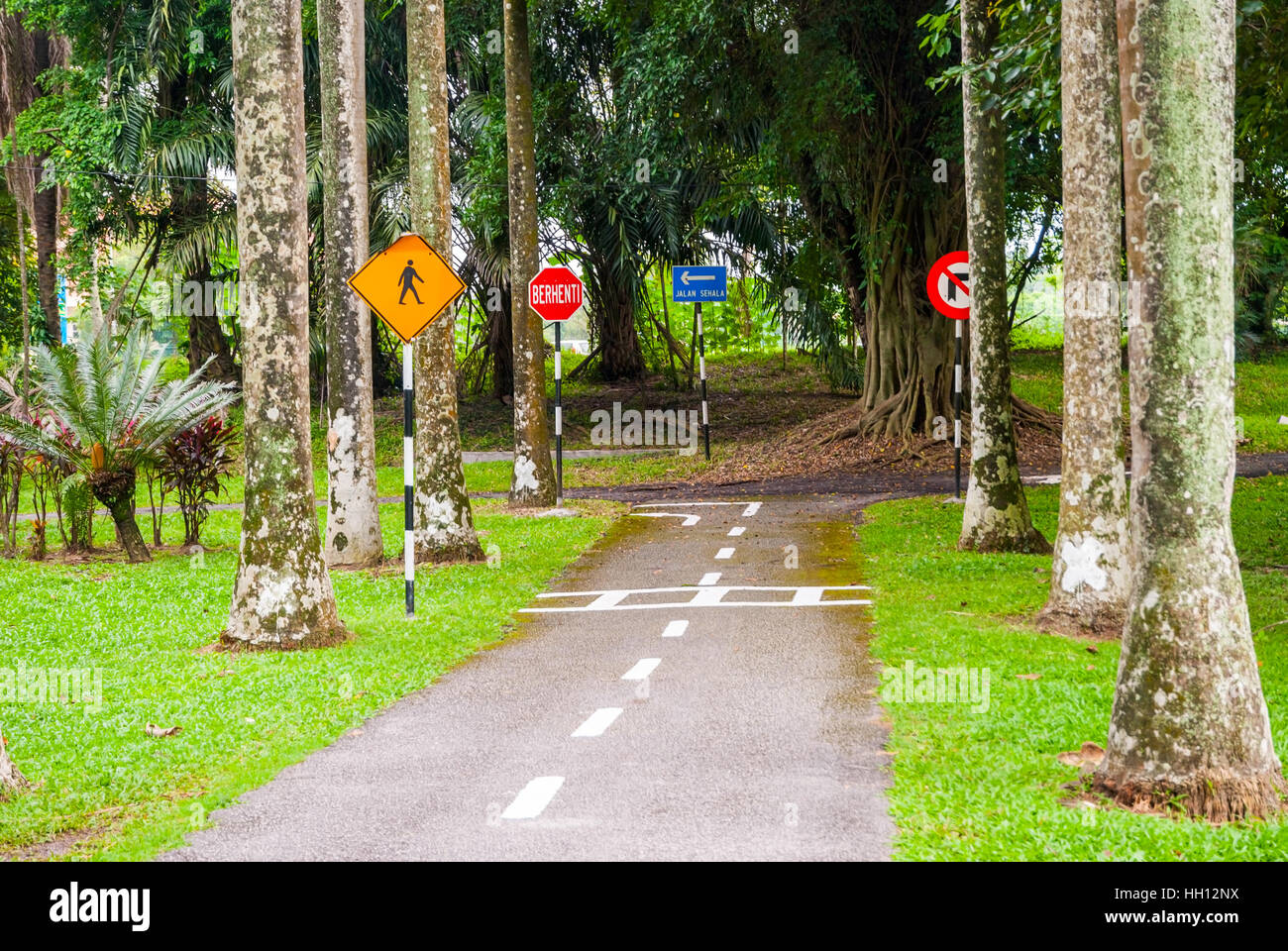 Vista sulla strada nella scuola di pilotaggio con cartelli stradali e la segnaletica stradale Foto Stock