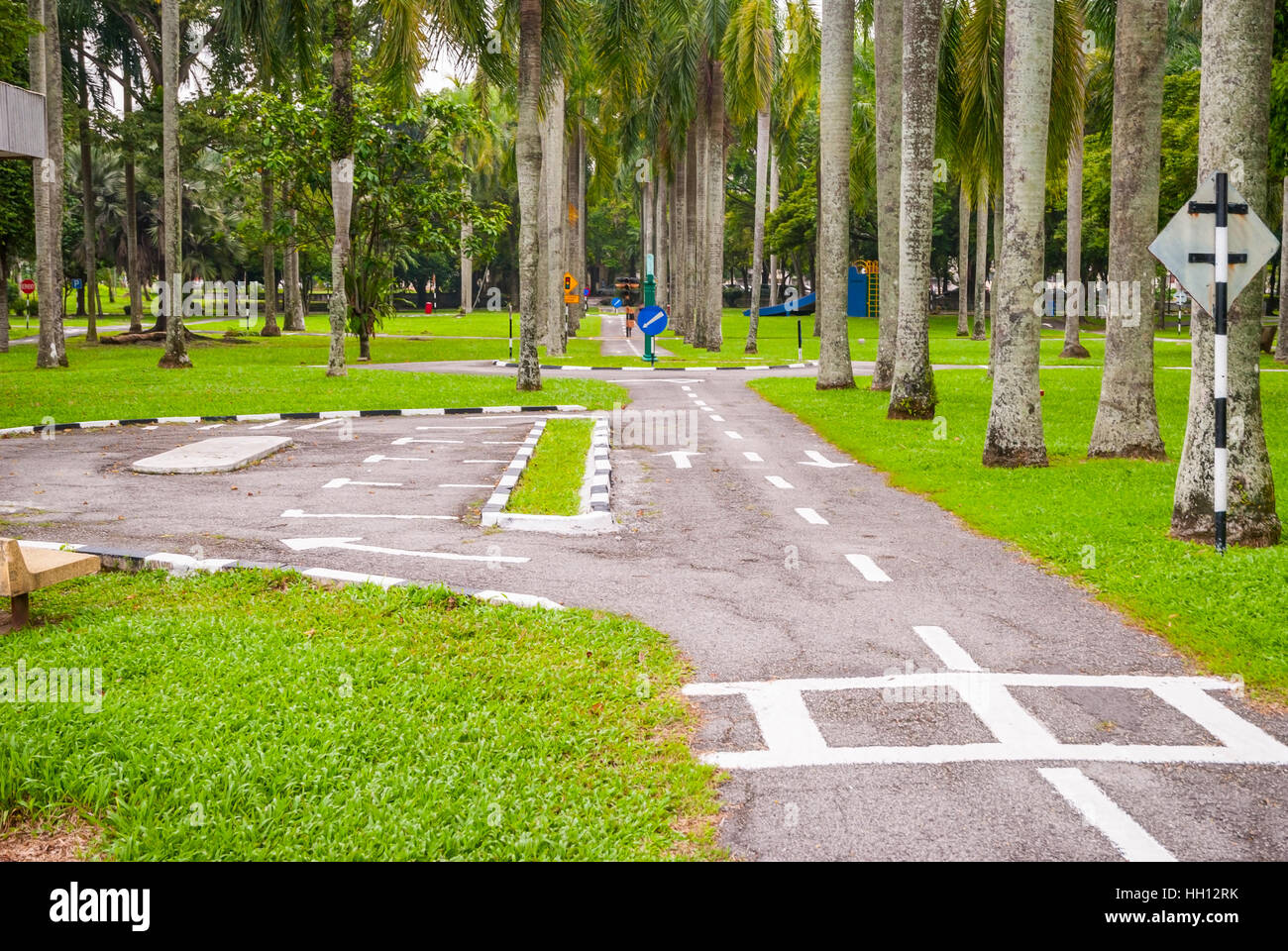 Vista sulla strada nella scuola di pilotaggio con cartelli stradali e la segnaletica stradale Foto Stock